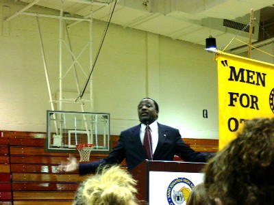 Alan Keyes speaks at Saint Ignatius High School